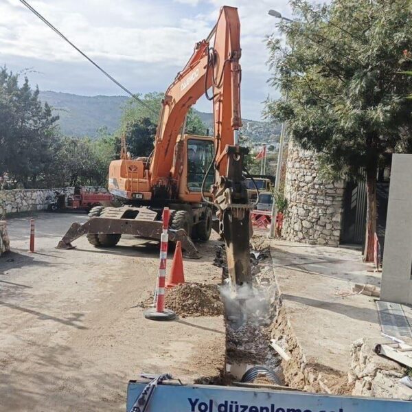 Bodrum Belediyesi ekipleri yeni yağmur suyu hattı imalatına devam ediyor.-1
