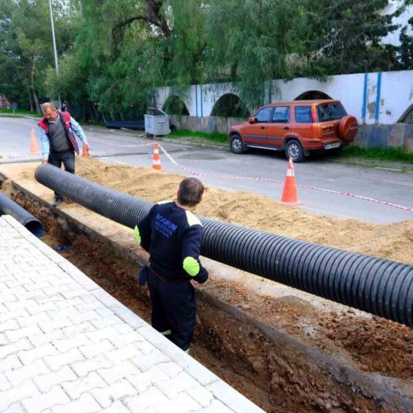 Bodrum Belediyesi ekipleri yeni yağmur suyu hattı imalatına devam ediyor.-3
