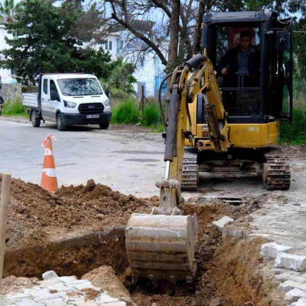Bodrum Belediyesi ekipleri yeni yağmur suyu hattı imalatına devam ediyor.-5