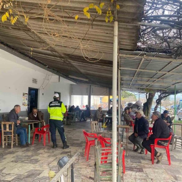 Broşür dağıtımı yapılan çiftçiler-2