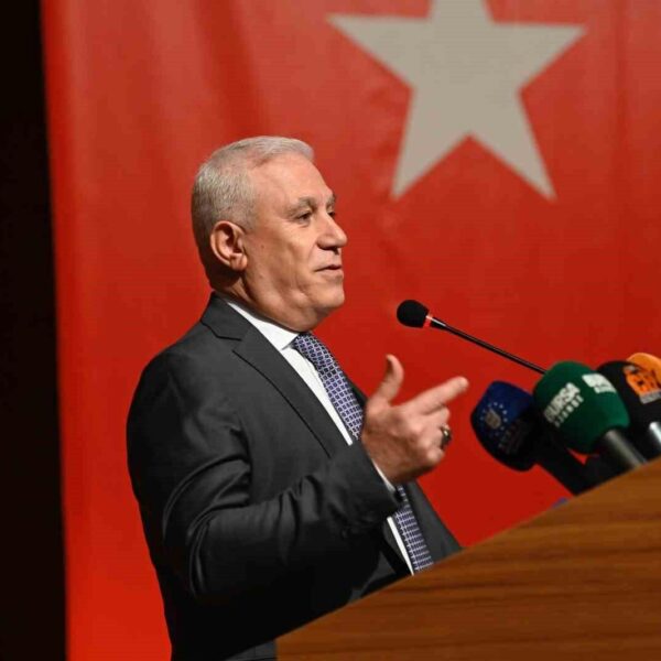 Bursa Büyükşehir Belediyesi'nin düzenlediği 'Eğitimde Yeni Yaklaşımlar' konferansında konuşan Başkan Mustafa Bozbey.-1