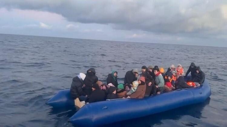 Çanakkale Ayvacık'ta Yunanistan'dan Geri İtilen Lastik Botta 46 Kaçak Göçmen Kurtarildi 1
