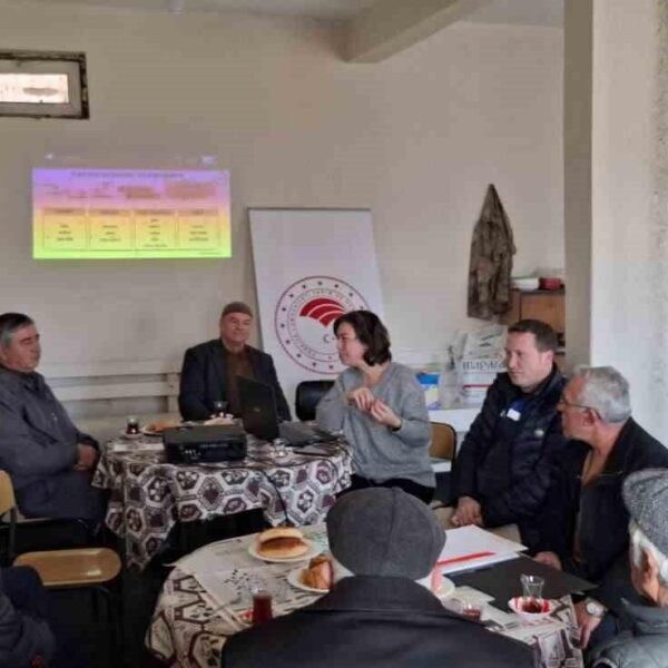 Çiftçi ve Tarım Bakanlığı yetkilisi bir araya geliyor.-1