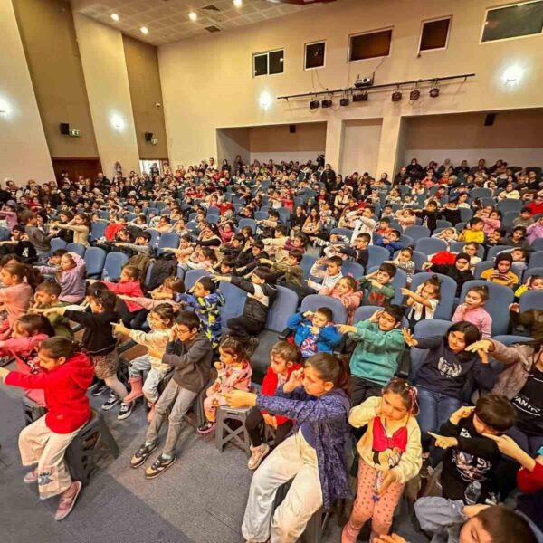 Çocuklar müzikal gösterileri izliyorlar.-1