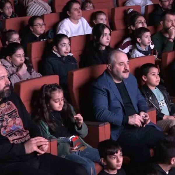 Çocuklar Rafadan Tayfa: Kapadokya filmini izliyor.-2