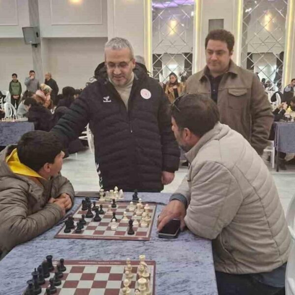 Çocuklar ve aileler satranç oynuyor.-1