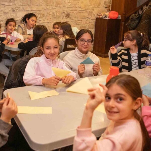 Çocukların tiyatro gösterisini izlediği sahne-4