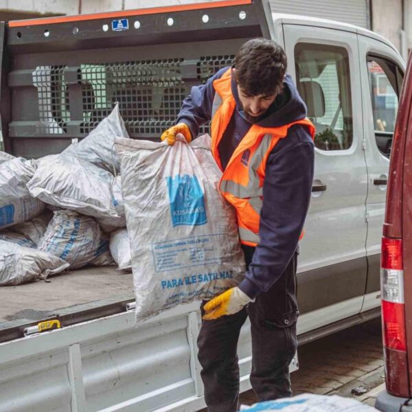 Davutlar Mahallesi'ndeki ihtiyaç sahipleri yakacak yardımı aldıkları için mutlu görünüyor-2