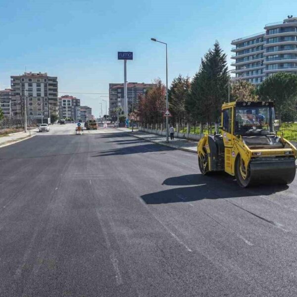 Denizli Büyükşehir Belediyesi ekipleri tarafından Şemikler Mahallesi'nde asfalt dökümü gerçekleştiriliyor.-1