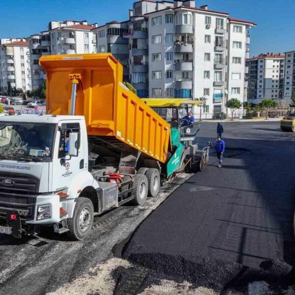Denizli Büyükşehir Belediyesi ekipleri tarafından Şemikler Mahallesi'nde asfalt dökümü gerçekleştiriliyor.-3