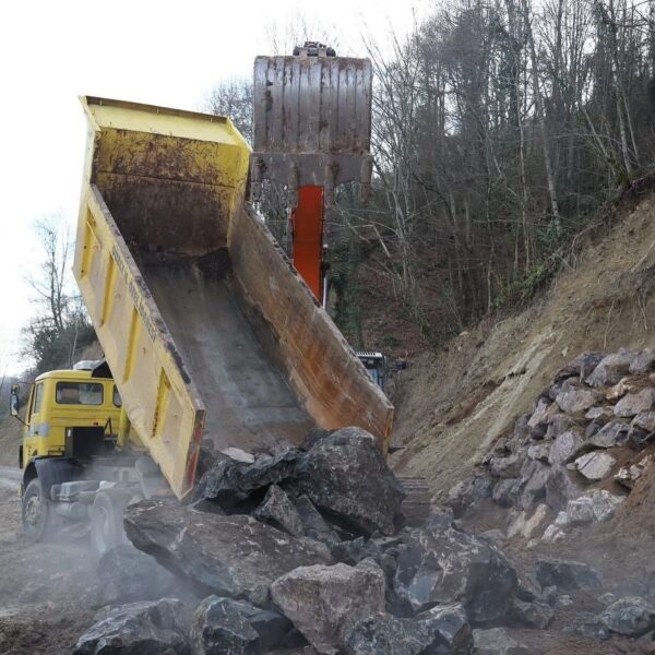 Düzce İl Özel İdaresi ekipleri heyelan bölgesinde çalışıyor