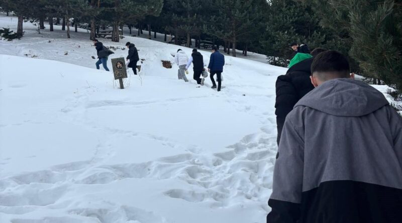 Erzurum Gençlik MerkeziGönüllüleri Palandöken'de Yaban Hayatı için Yem Bıraktı 1