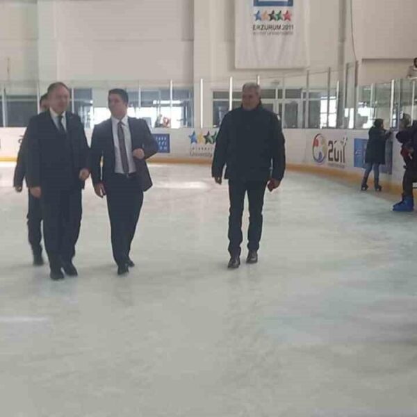 Erzurum Gençlik ve Spor İl Müdürü Levent Çakmur ve ekibi ilk ve ortaokul öğrencilerine ve ailelerine buz pateni keyfi yaşattığı etkinlikte -1