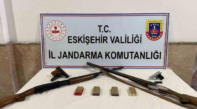 Eskişehir'de İş Yeri Aramadasında Ruhsatsız Silahlar ve Fişekler Ele Getirildi 1