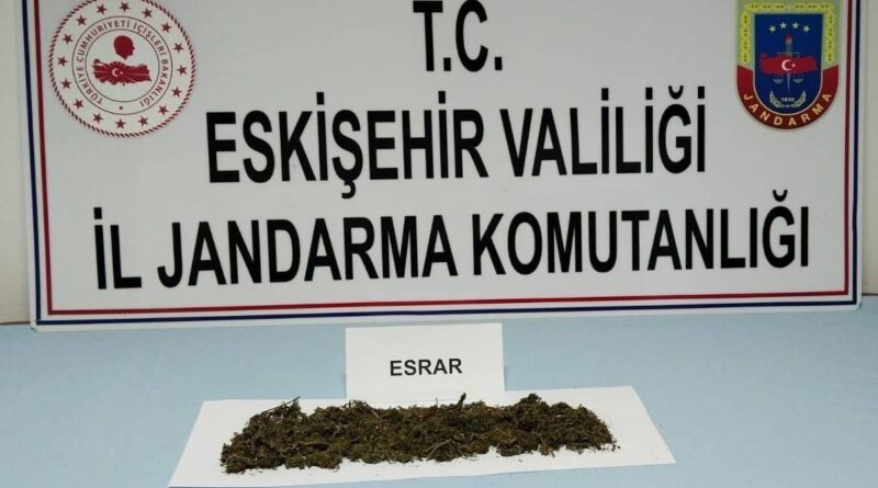 Eskişehir'de Jandarma Uyuşturucuyla 2 Şüpheli Yakaladı 1