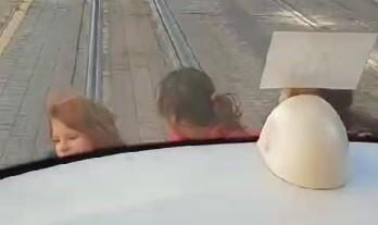 Eskişehir'de Tramvay Arkasına Tutunarak Yolculuk Eden Çocuklar Görüntülendi 1