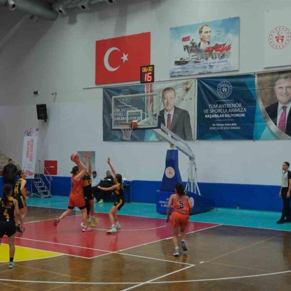 Genç sporcular turnuvada mücadele ediyor-2