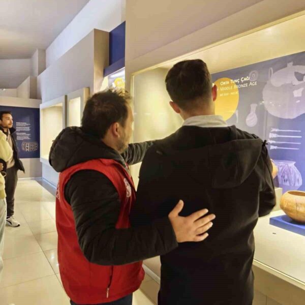 Gençler tarihi mekanları ziyaret ediyor.-3