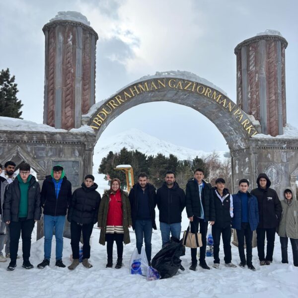 Gençlik Merkezi gönüllüleri doğayı koruyan bir etkinlikte yer alıyor.-2