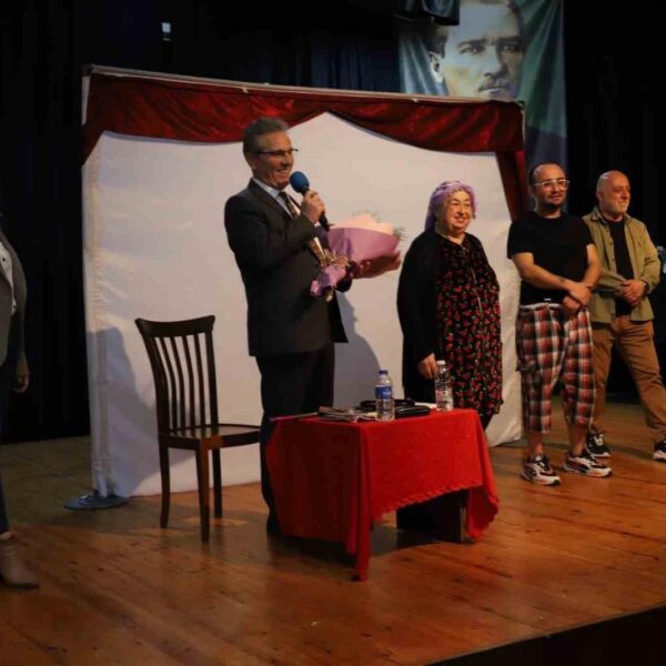 Gülnihal Demir ve Nuri Yiğit'in sahnede olduğu çocuk tiyatrosu-2