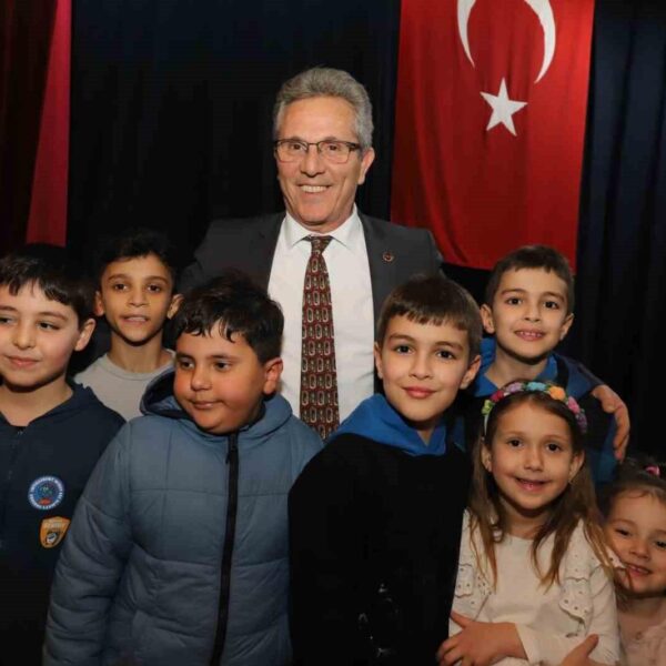 Gülnihal Demir ve Nuri Yiğit'in sahnede olduğu çocuk tiyatrosu-5