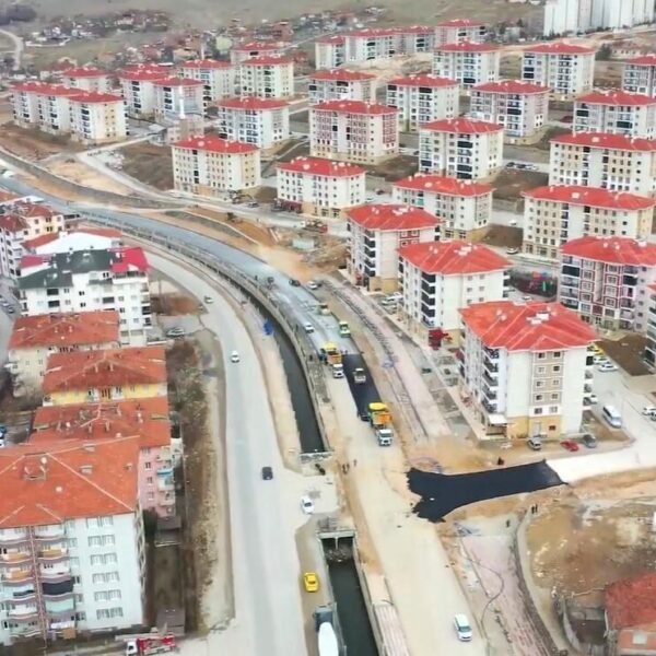 Güney Kuşak Yolu'nda çalışan iş makineleri ve personeli.-2