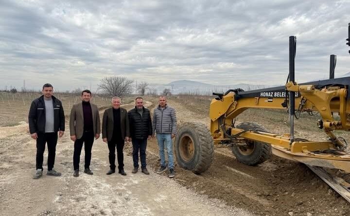 Honaz Belediyesi Kaklık Mahallesi'nde Arazi Yolunda Bakım Çalışması Başlattı 1