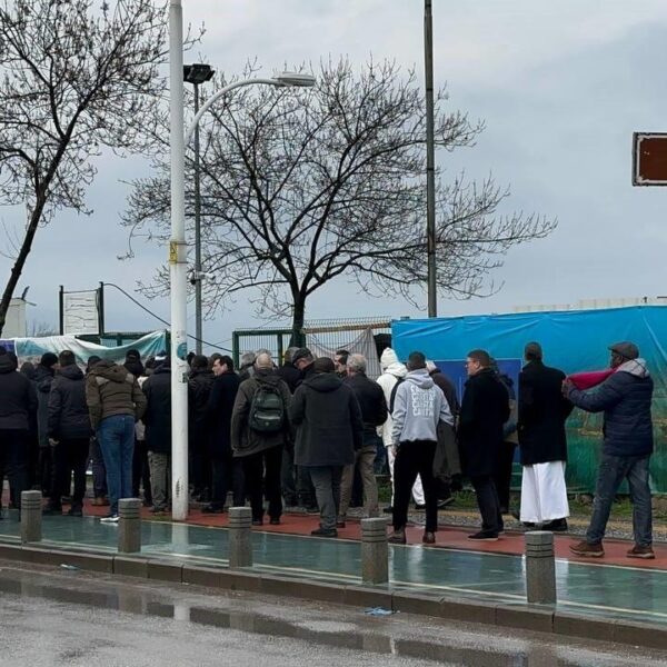 Hristiyan din adamlarının İznik Gölü'nde tarihi bazilika önünde ayin yapıyorlar-7