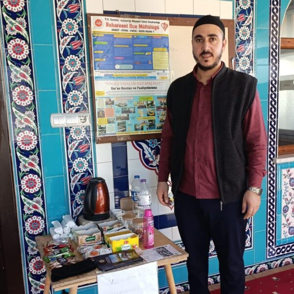 İmam Uğur Tunç ikramda bulunuyor-2