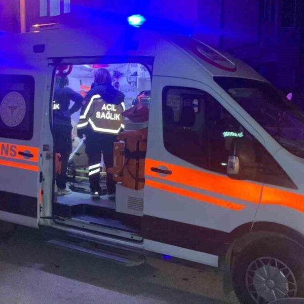 İtfaiye ekipleri apartmanda duman kaynağını arıyor.-2