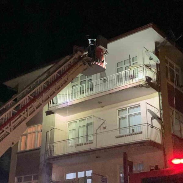 İtfaiye ekipleri apartmanda duman kaynağını arıyor.-4