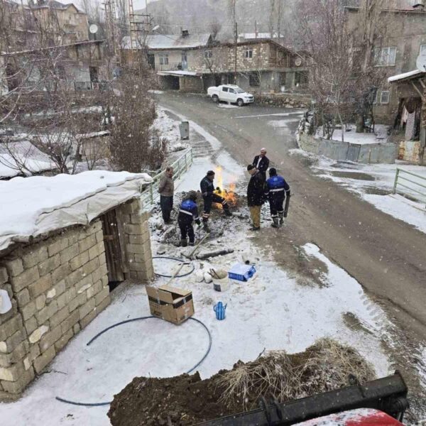 İtfaiye ekipleri su arızası nedeniyle tankerlerle su taşıyor.