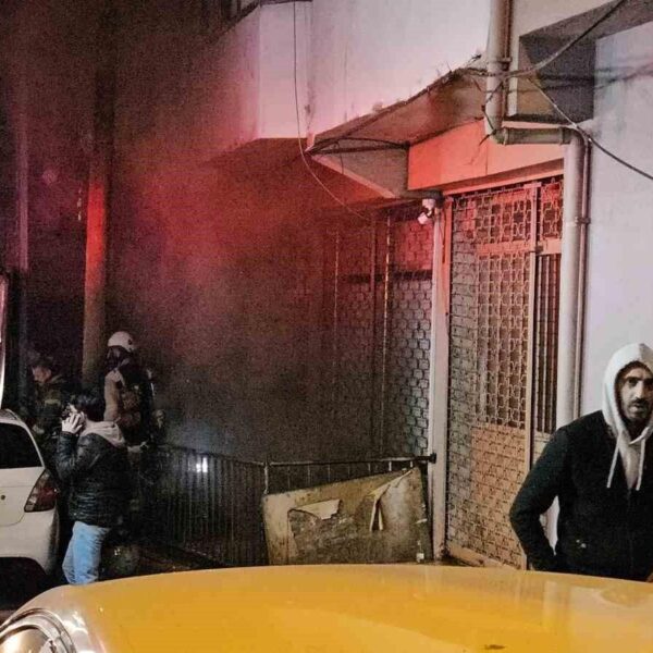 İtfaiye ekiplerinin yangına müdahale ettiği görüntü-2