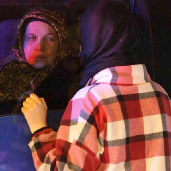 Jandarma ekipleri kaçak göçmen taşıyan bir aracı kovalıyor.-13
