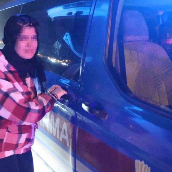 Jandarma ekipleri kaçak göçmen taşıyan bir aracı kovalıyor.-5