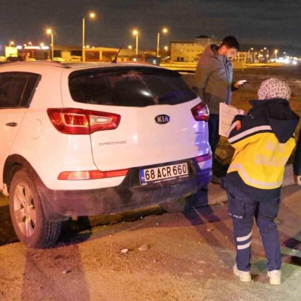 Jandarma ekipleri kaçak göçmen taşıyan bir aracı kovalıyor.-9