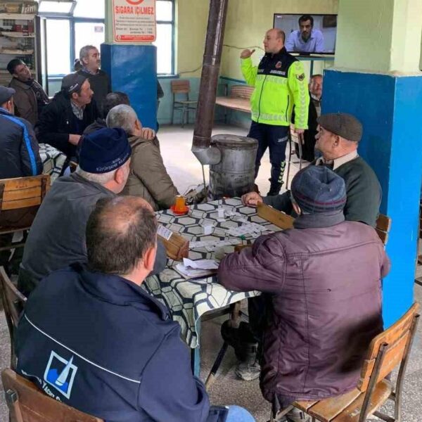 Jandarma ekiplerinin çiftçilere ROPS sistemi hakkında eğitim verdiği bir sahne-1