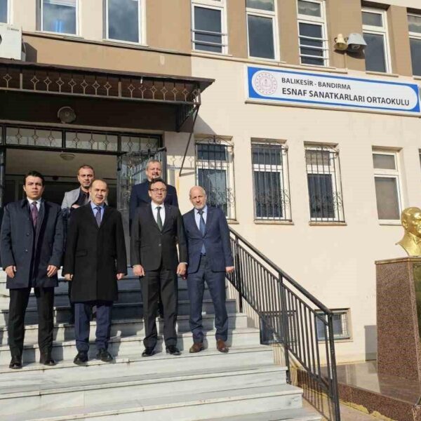 Kaymakam Aksakal öğrencilerle konuşuyor-2