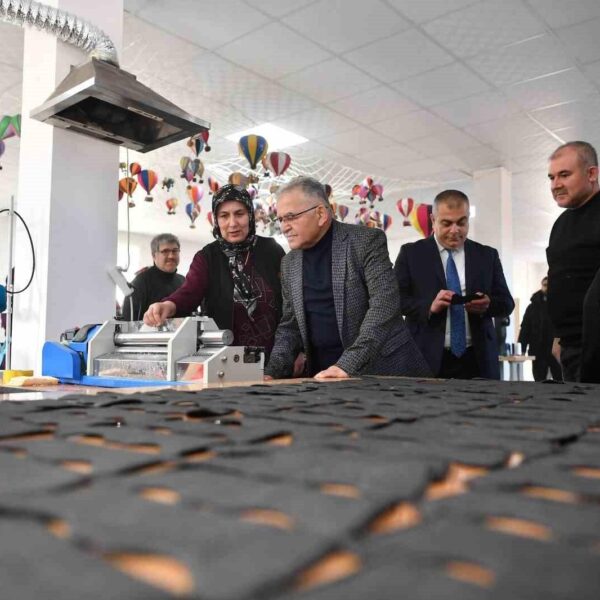 Kayseri Büyükşehir Belediye Başkanı Dr. Memduh Büyükkılıç, Başakpınar Umay Kadın Kooperatifi üyeleriyle sohbet ediyor.-1