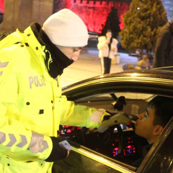 Kayseri'de yılbaşı gecesi emniyet ekiplerinin yayalara yaptığı denetim-2