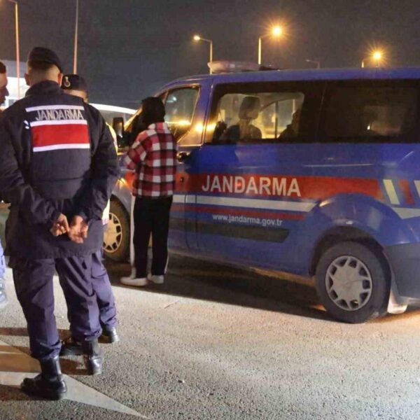Kaza sonucu araç zarar gördü.-14