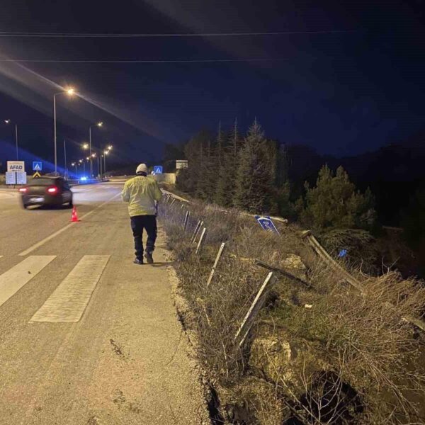 Kazada yaralanan sürücü sağlık ekipleri tarafından ambulansla kaldırıldı.-2