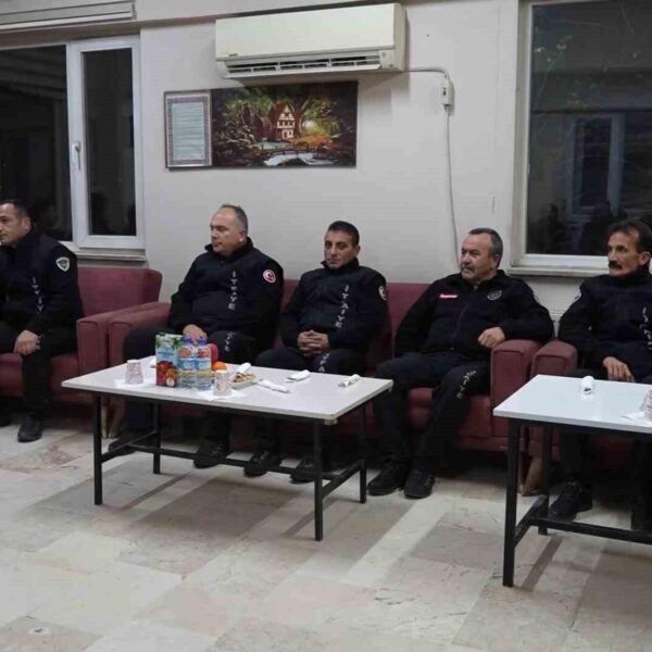Kırıkkale Valisi Mehmet Makas, 112 Acil Çağrı Merkezi personeline yeni yıl mesajı veriyor.-2