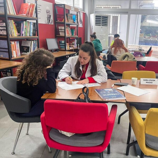 Kitap Kafeleri'nde öğrenciler-2