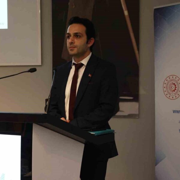 Kobi Uzmanı Ender Ayvacı, Denizli OSB'de düzenlenen tanıtım toplantısında program hakkında bilgi veriyor.-2