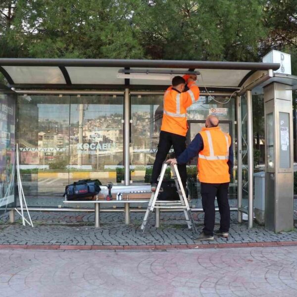 Kocaeli'deki aydınlatılmış bir otobüs durağı-1