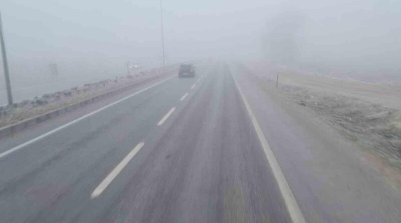 Konya Karapınar'da Yoğun Sis Trafiği ve Hayatı Olumsuz Etki Ediyor 1