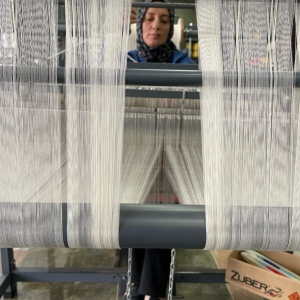 Kooperatif tarafından üretilen Tamzara dokumasından yapılan şal ve çanta örnekleri.-2