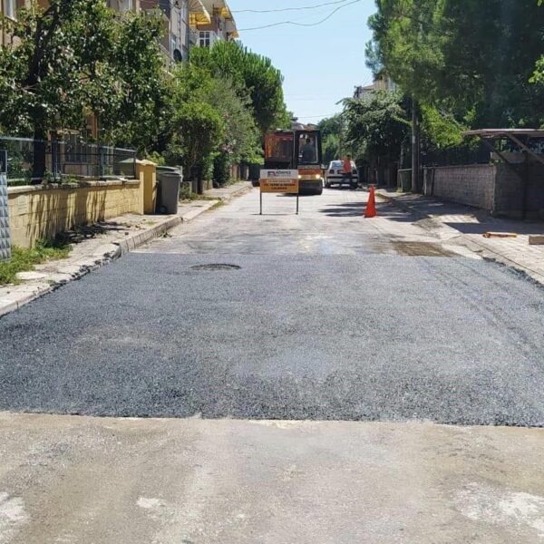 Körfez Belediyesi ekiplerinin asfalt serme çalışması-1