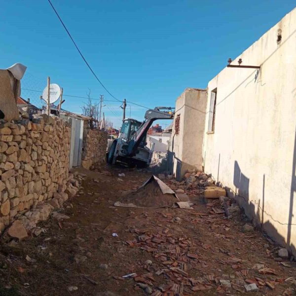 Mahalledeki harabe yapıların yıkımı tamamlandı